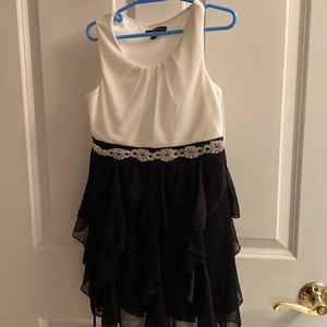 Adorable girls holiday dress in great condition.